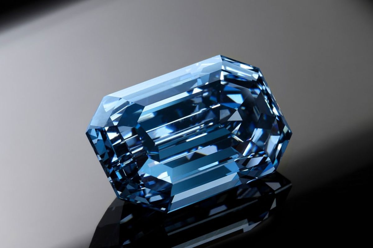 Berlian Biru Terkenal Kisah di Balik Batu Permata Langka
