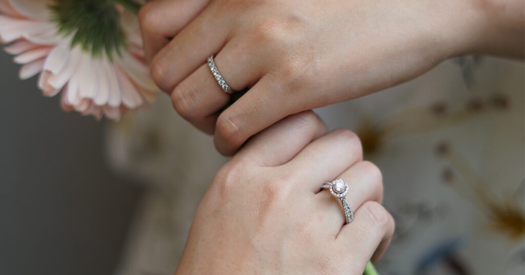 Apakah Ada Perbedaan Antara Cincin Berlian Pria dengan Cincin Pernikahan?